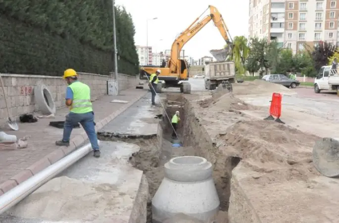 Kayseri Büyükşehir, Erkilet’te yağmur suyu hattı çalışmalarını sürdürüyor