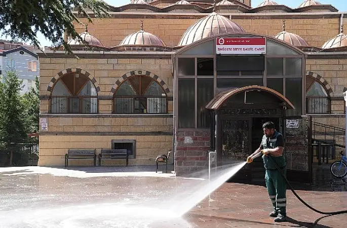 Keçiören'de Camiler Özenle, Köşe Bucak Temizleniyor