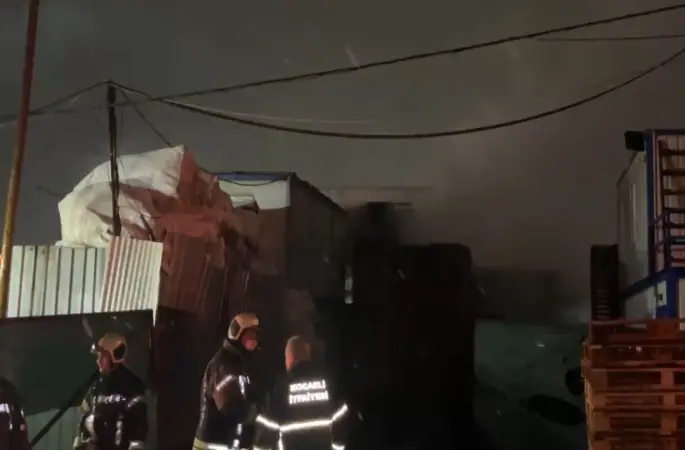 Kocaeli’de palet deposunda yangın
