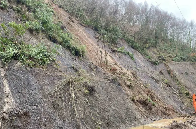 Köy yolunda tekrar heyelan meydana geldi
