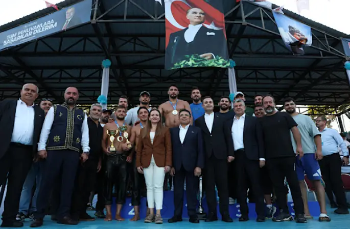 Kurtdereli Mehmet Pehlivan Yağlı Güreşleri’nde başpehlivan Mustafa Taş oldu