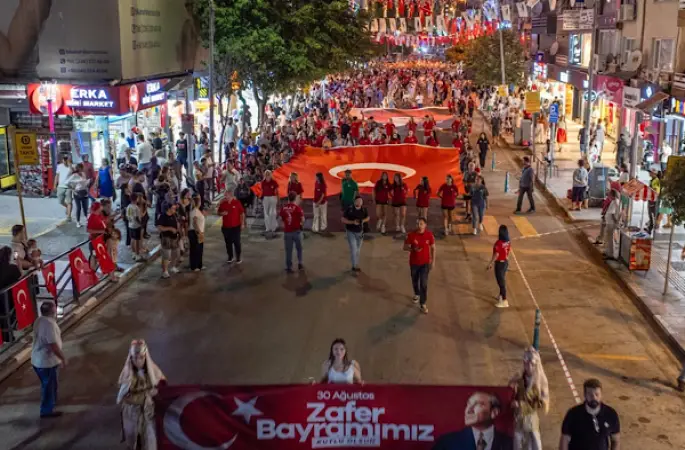 Manisa’da 30 Ağustos Zafer Bayramı yürüyüş ve Hadise konseriyle kutlandı