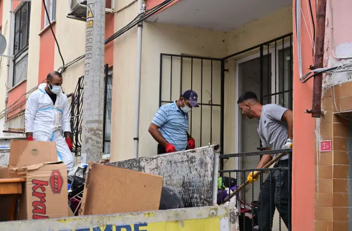 Manisa’da Barbaros Mahallesi’ndeki çöp ev temizlendi