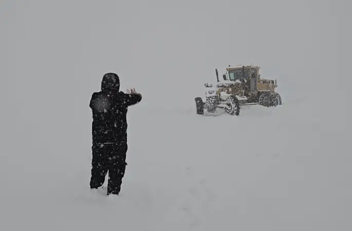 Muş’ta gazeteciler yürüyerek iş makinesine yolu tarif etti
