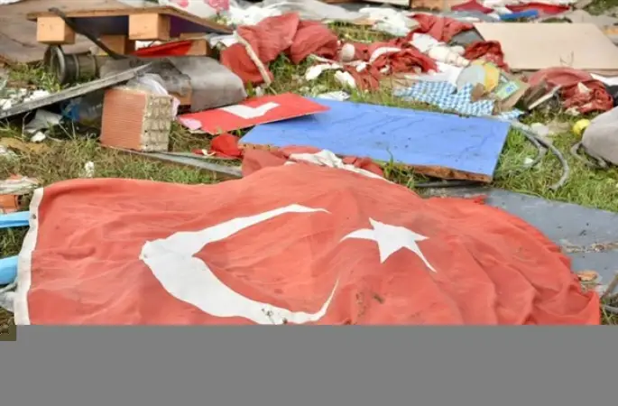 Mustafakemalpaşa’da çöp ve molozların arasında Türk bayrakları bulundu