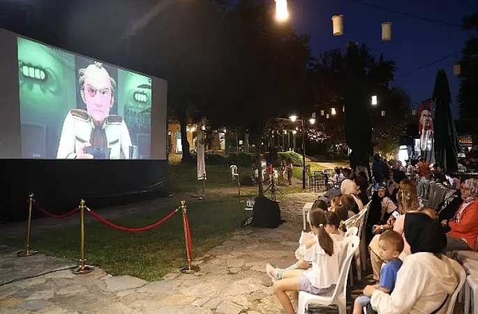 Osmangazi'de Çocuklar Yaz Akşamlarını Sinemayla Renklendiriyor