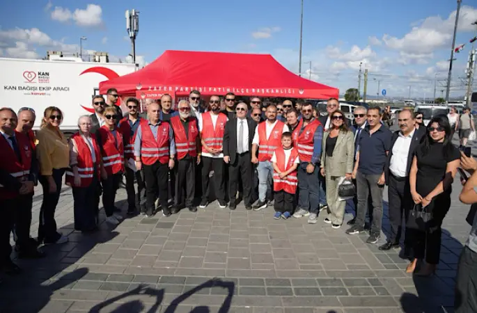 Özdağ, İstanbul Fatih’te Zafer Partisi standını ziyaret etti