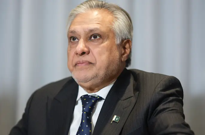 Pakistan Başbakan Yardımcısı Dar, resmi ziyaret için Londra’ya geldi