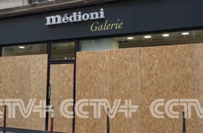 Paris’te esnaf, protestolar öncesi iş yerlerini korumaya aldı
