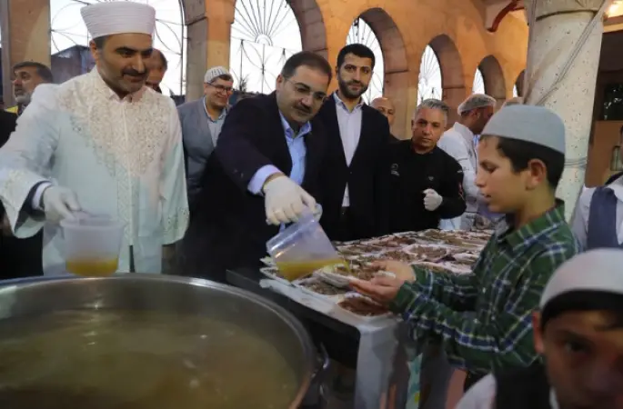 Şanlıurfa'da vatandaşlara tirit ikram edildi
