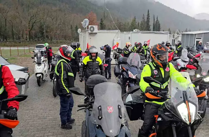 Sındırgı’da depremzedelere motorcu morali

