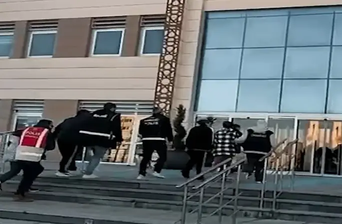 Tefecilik ve uyuşturucu ticareti yapan 2 şüpheli tutuklandı
