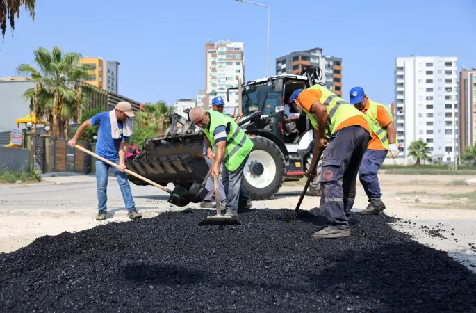 Toroslar’da mahalle yollarında üst yapı çalışmaları sürüyor