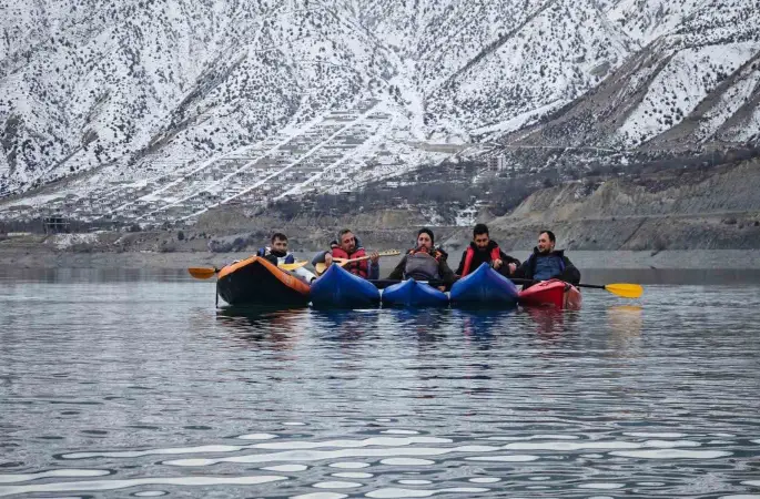 Tortum Gölü’nde kano üzerinde sazlı sözlü eğlence
