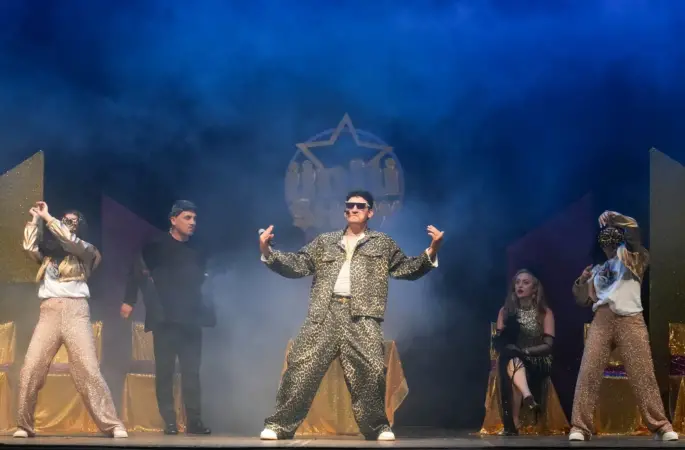 Trabzon Şehir Tiyatrosu “Ünlü Show” ile 11 ilçede sahne aldı
