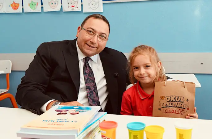 Üsküdar’da yeni eğitim yılı öğrencilere beslenme çantası desteğiyle başladı