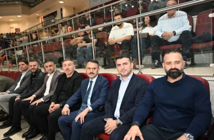Vali Aktaş, Biotekno Körfez Basket’in maçını izledi