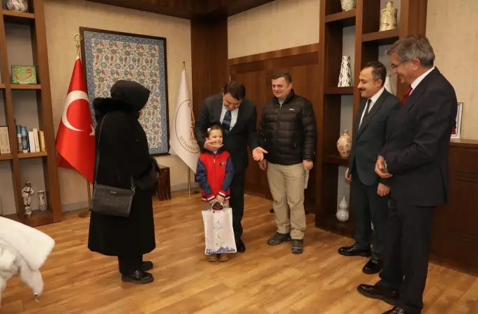 Vali Musa Işın, minik Havva ve ailesini valilik makamında ağırladı
