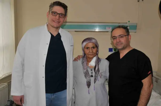 Yemek borusu kanseri olan hastaya cerrahi operasyonla yeni yemek borusu yapıldı
